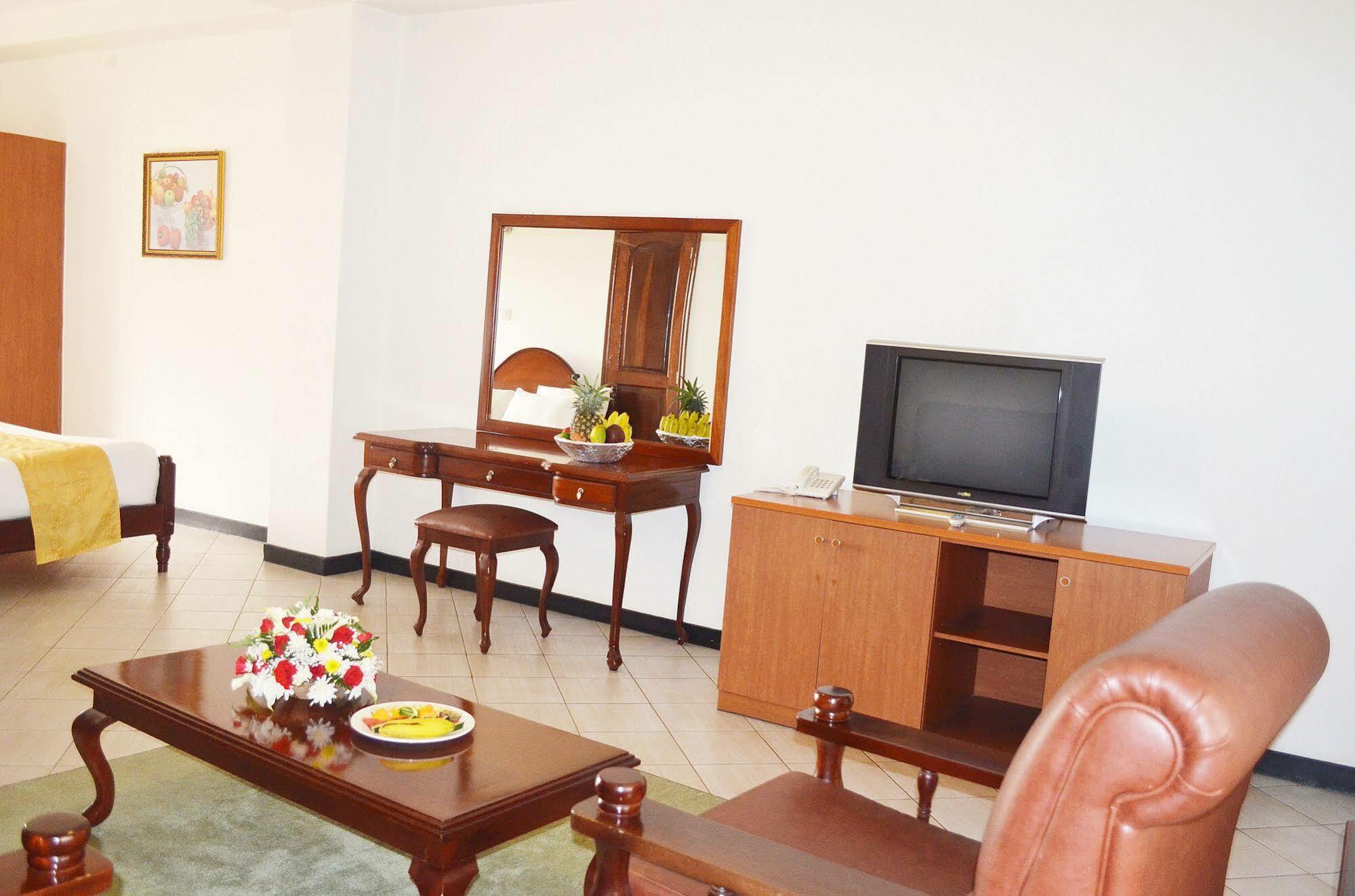 Hotel Triangle คัมพาลา ภายนอก รูปภาพ