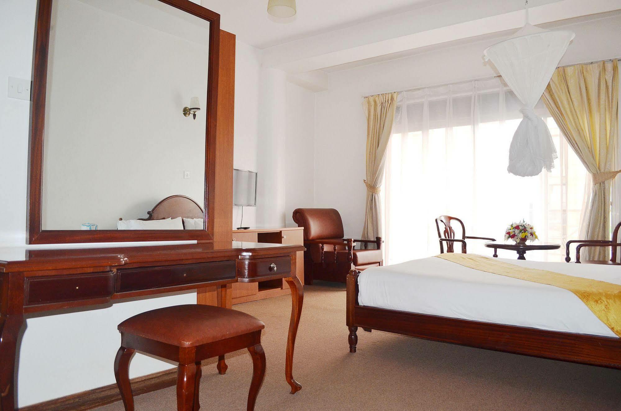 Hotel Triangle คัมพาลา ภายนอก รูปภาพ
