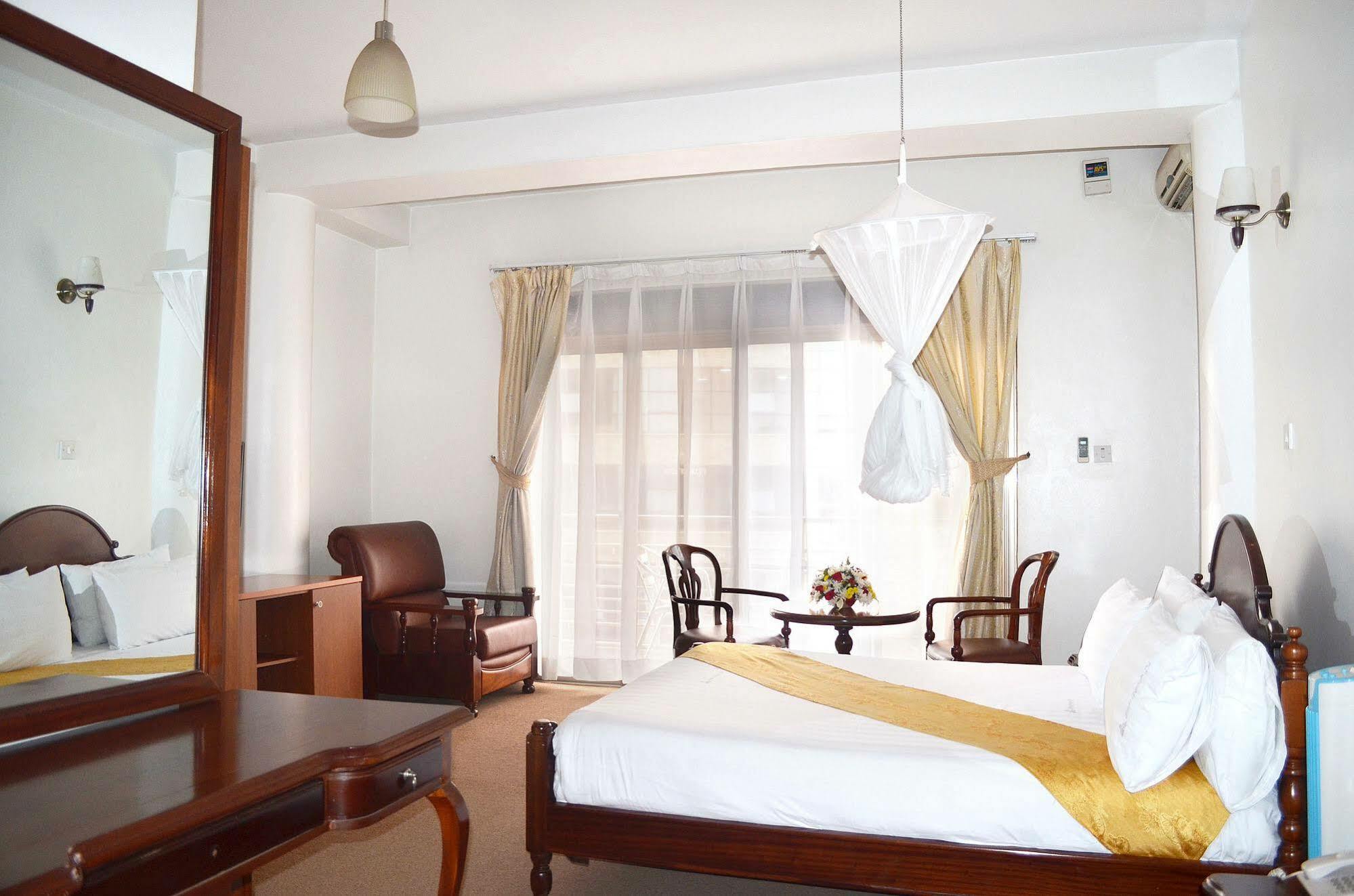 Hotel Triangle คัมพาลา ภายนอก รูปภาพ