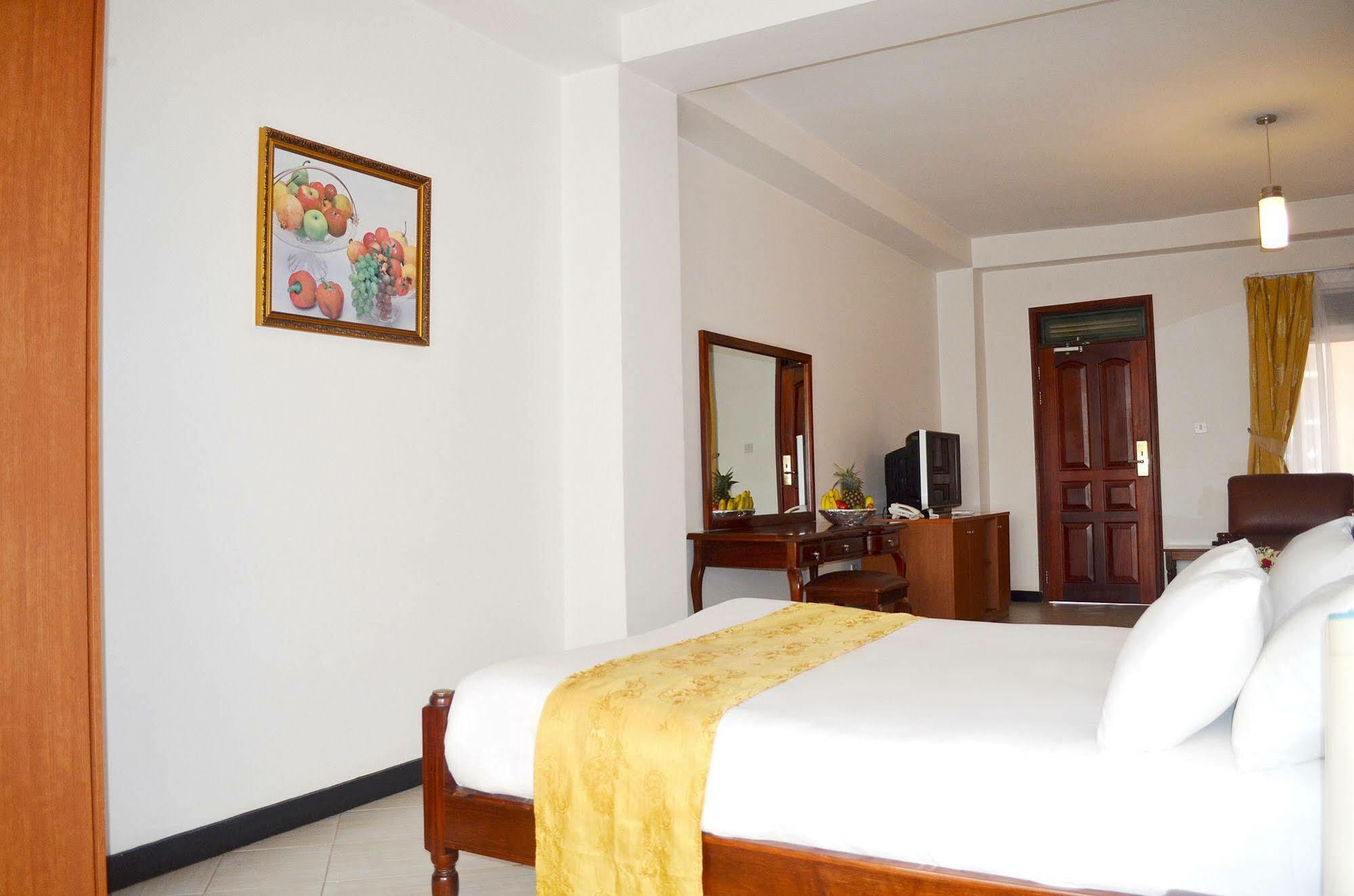 Hotel Triangle คัมพาลา ภายนอก รูปภาพ