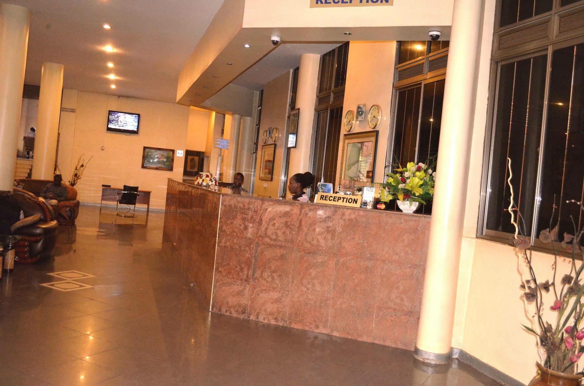 Hotel Triangle คัมพาลา ภายนอก รูปภาพ