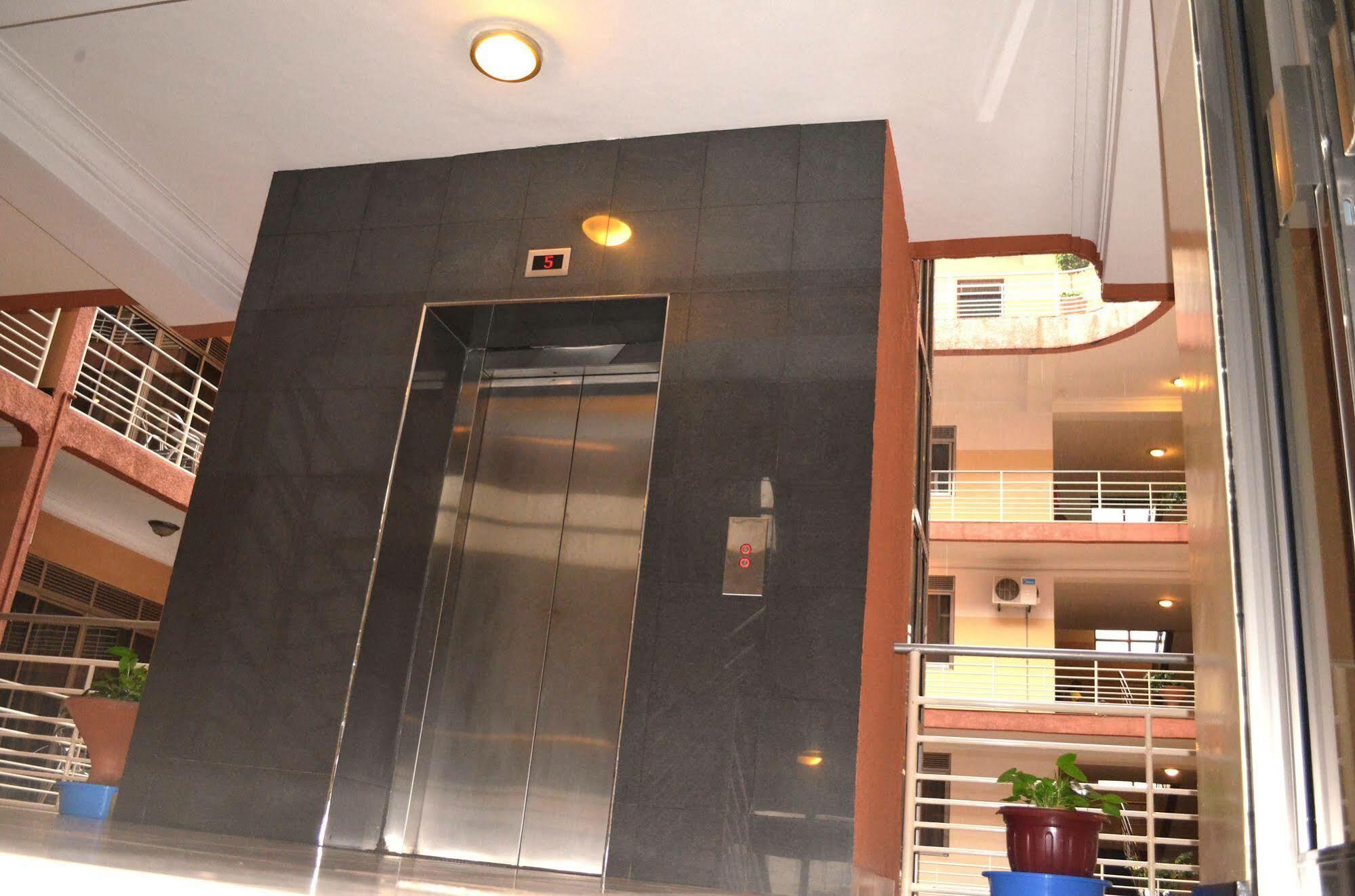 Hotel Triangle คัมพาลา ภายนอก รูปภาพ